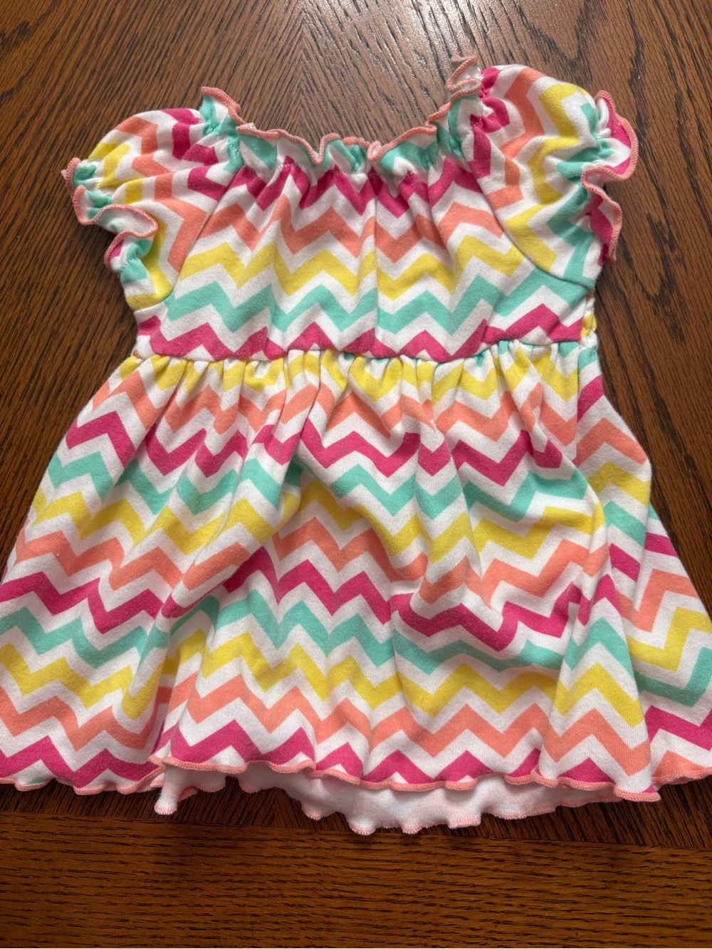 ellemenno Girls Chevron Flutter Sleeve Top in Pink, Yellow & Teal